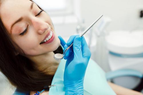 Fájdalmas a fogászati implantátum beültetése?